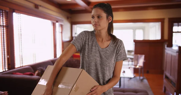 Λύτης Νεαρή Γυναίκα Στο Σπίτι Που Μεταφέρουν Μετακίνηση Ναυτιλία Κουτί — Φωτογραφία Αρχείου