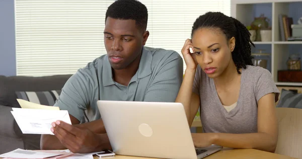 沮丧的年轻黑人夫妇在网上支付账单和资金 — 图库照片