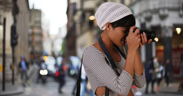 Moderna Mujer Negra Millennial Tomando Fotos Ciudad Londres Cámara —  Fotos de Stock