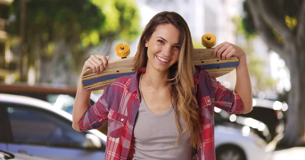 Πορτρέτο Του Χαμογελαστό Κορίτσι Χιλιετή Θέτουν Skateboard Πάνω Στους Ώμους — Φωτογραφία Αρχείου
