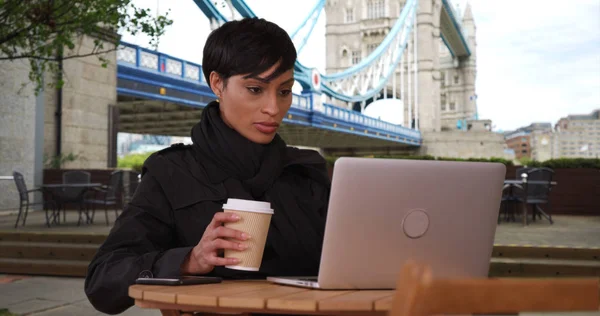 Preto Feminino Perto Tower Bridge Londres Assiste Vídeo Laptop Livre — Fotografia de Stock