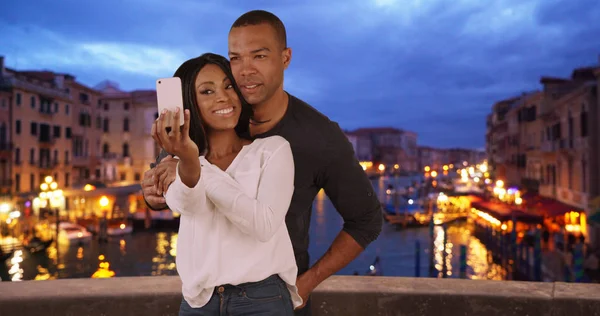 Boldog Afro Amerikai Férfi Vesz Aranyos Selfies Velencében — Stock Fotó