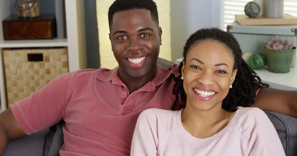 Pareja Afroamericana Contando Historia Cámara Hablando — Foto de Stock