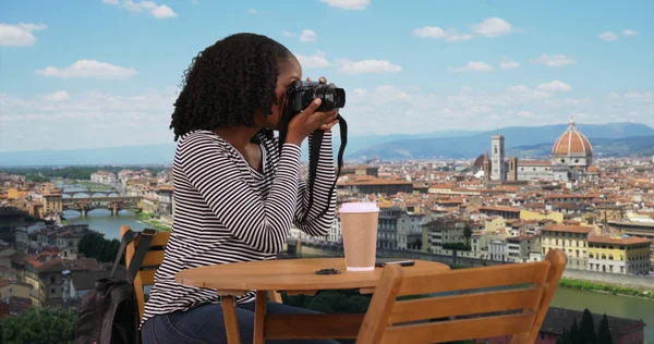 Glückliche Frau Mit Wunderschönem Blick Auf Das Stadtbild Von Florenz — Stockfoto