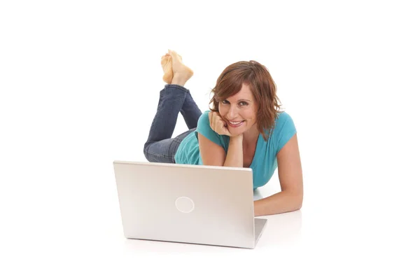 Молода Жінка Випадково Лежить Підлозі Ноутбуком — стокове фото