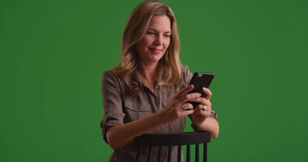 Mediana Edad Mujer Caucásica Mensajes Texto Teléfono Inteligente Pantalla Verde —  Fotos de Stock