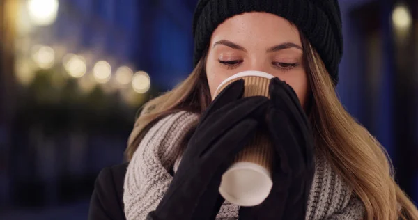 Vrolijke Vrouw Gezellige Muts Sjaal Genieten Van Warme Koffie Buiten — Stockfoto