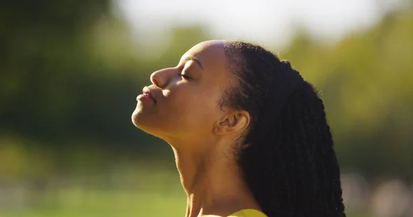 Femme Noire Sentant Soleil Briller Sur Son Visage — Photo