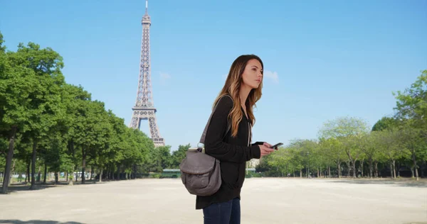Hübsche Kaukasische Frau Paris Mit Karte Auf Smartphone — Stockfoto