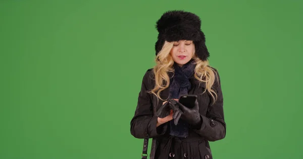 White Woman Winter Clothes Texting Mobile Device Green Screen — Stock Photo, Image