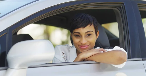 Mulher Negra Sorrindo Olhando Para Fora Janela Carro — Fotografia de Stock