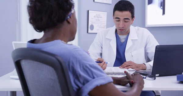 Feliz Paciente Mayor Hablando Con Médico Consultorio Médico Sobre Buena — Foto de Stock