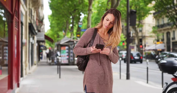 Αρκετά Καυκάσιος Γυναίκα Περπατά Στο Δρόμο Χρησιμοποιώντας Smartphone Για Τις — Φωτογραφία Αρχείου