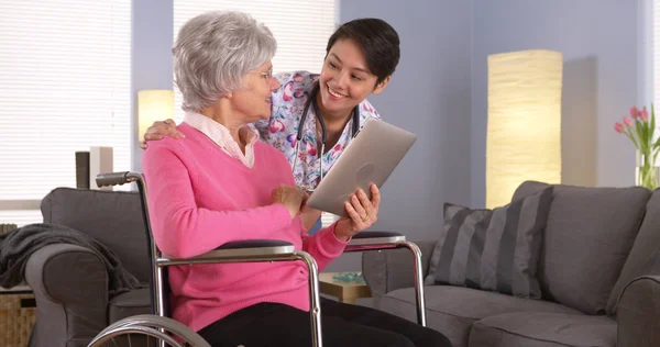Asiatico Donna Anziano Paziente Parlando Con Tablet — Foto Stock