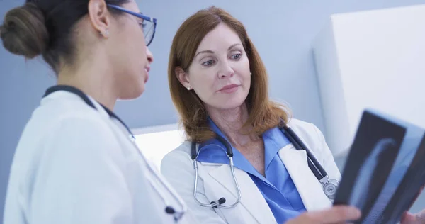 Charming Senior Medical Doctor Training Younger Colleague Xrays Hands — Stock Photo, Image