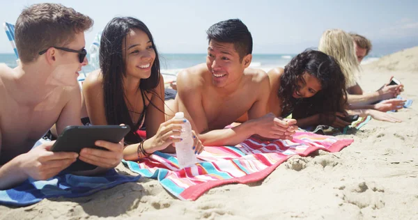 Portrait Young Adult Interracial Friends Lying Talking Beach Close — Stock Photo, Image