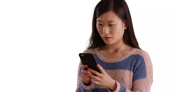 Primer Plano Mujer Linda Usando Teléfono Celular Envío Mensajes Aislados — Foto de Stock