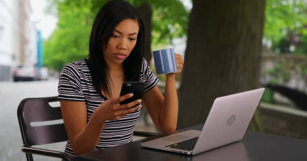 Mujer Afroamericana Con Mensaje Texto Café Jefe — Foto de Stock