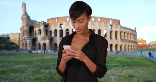 Afrikaanse Vrouw Vakantie Rome Leest Sms Bericht Smartphone Buurt Van — Stockfoto