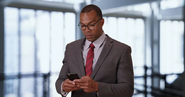 Realizado Masculino Preto Ceo Verificando Mensagens Telefone Dentro Prédio Escritórios — Fotografia de Stock