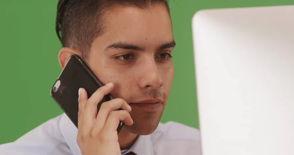 Spanyol Işadamı Telefonda Konuşurken Yeşil Ekranda Bilgisayar Kullanarak — Stok fotoğraf