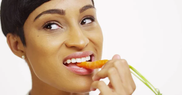 Крупный План Черной Женщины Поедающей Морковь Белом Фоне — стоковое фото