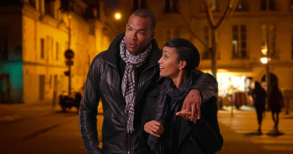 晚上探索巴黎时 关系中的黑人男女在说话 — 图库照片