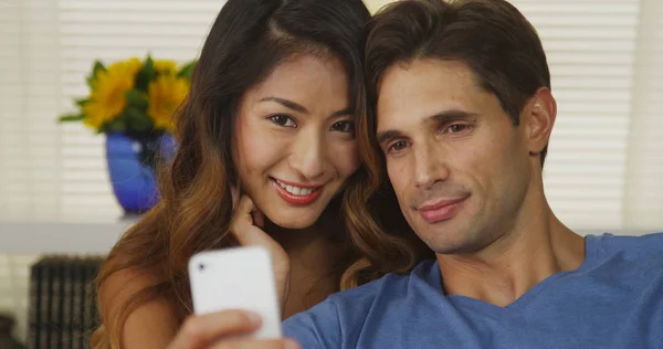 Glad Interracial Par Tar Selfies — Stockfoto