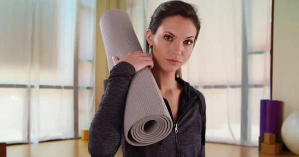 Retrato Una Mujer Activa Sosteniendo Una Esterilla Yoga Sobre Hombro — Foto de Stock
