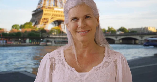 Ongedwongen Portret Van Leuke Voormalig Senior Vrouw Parijs Lachen Camera — Stockfoto