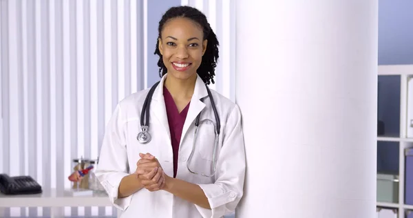 成功的黑人女医生在办公室微笑 — 图库照片