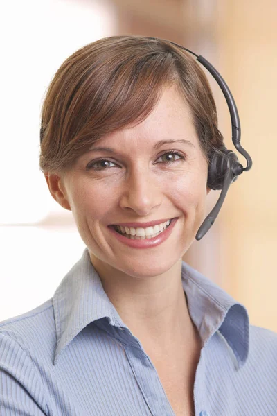 Portrait Jeune Femme Souriante Télévendeur — Photo