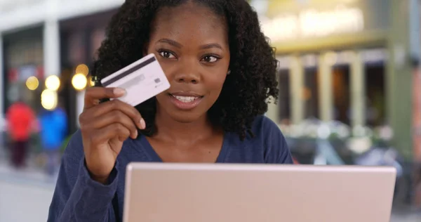 Tech Savvy Black Woman Pays Her Bills Online Laptop Credit — Stock Photo, Image