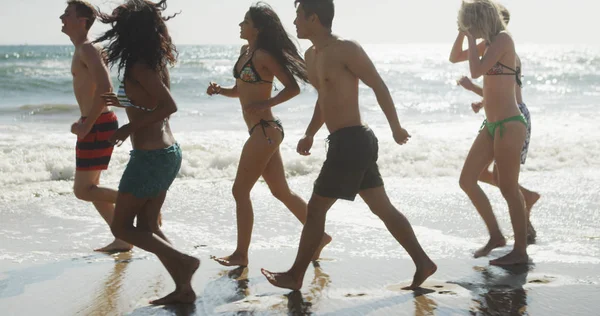 Feliz Grupo Amigos Multiétnicos Corriendo Largo Playa — Foto de Stock