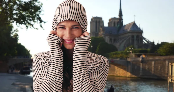 Mulher Branca Viajando Paris Posando Feliz Com Notre Dame Fundo — Fotografia de Stock