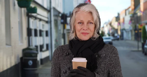 Gelukkig Senior Vrouw Trui Sjaal Papier Koffie Kopje Straat Houden — Stockfoto