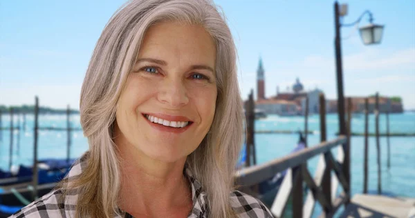 Mulher Branca Feliz Sênior Sorrindo Perto Costa Veneza — Fotografia de Stock