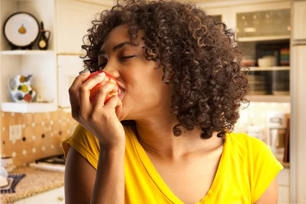 Primer Plano Mujer Milenaria Disfrutando Manzana Roja Fresca Interior Cocina — Foto de Stock