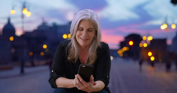 Mujer Caucásica Madura Comprueba Smartphone Roma Italia — Foto de Stock