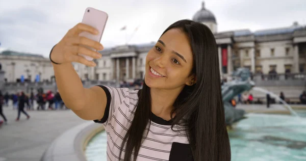 Feliz Linda Latina Hembra Tomando Selfie Para Las Redes Sociales — Foto de Stock