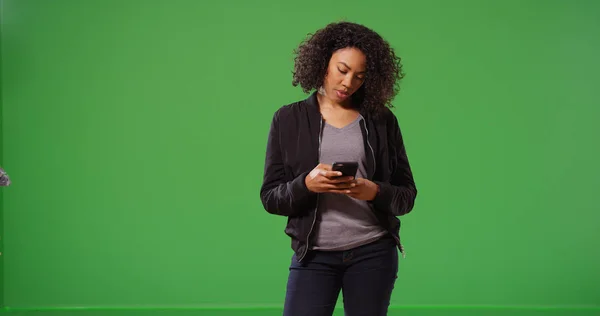 Elegante Hembra Negra Usando Dispositivo Móvil Para Texto Pie Pantalla —  Fotos de Stock