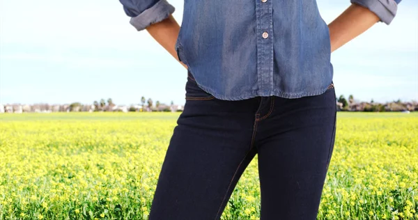 Close Mulher Caucasiana Colocando Mãos Frente Bolsos Jeans — Fotografia de Stock