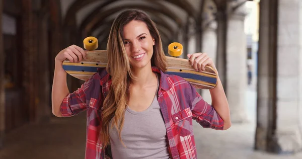 Cool Hipster Fêmea Com Seu Skate Sorrindo Para Câmera — Fotografia de Stock