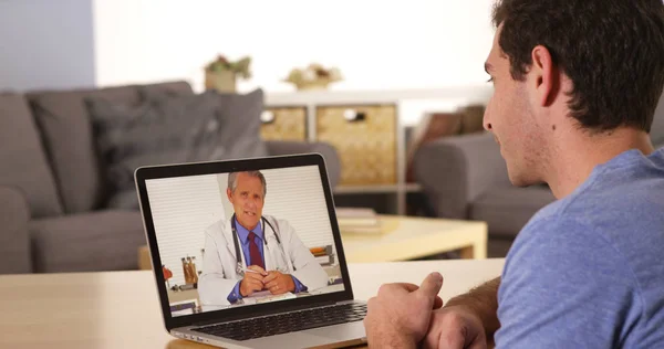 Cara Usando Laptop Para Falar Com Médico — Fotografia de Stock