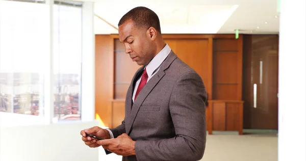 African American Businessman Crosses His Arms Looks His Smart Phone — Stock Photo, Image