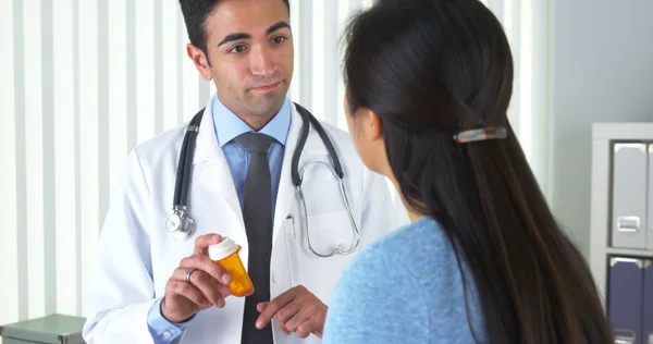 Médico Hispânico Explicando Nova Prescrição Paciente — Fotografia de Stock