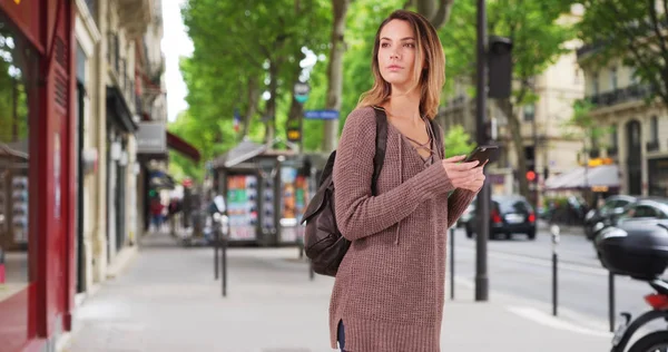 Hübsche Kaukasische Frau Geht Die Straße Entlang Und Benutzt Smartphone — Stockfoto