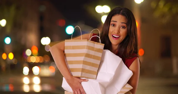 Latina Mujer Llevando Carga Bolsas Compras Sus Brazos Riendo Cámara —  Fotos de Stock