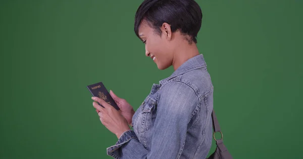 Mujer Negra Feliz Con Passport Pantalla Verde — Foto de Stock