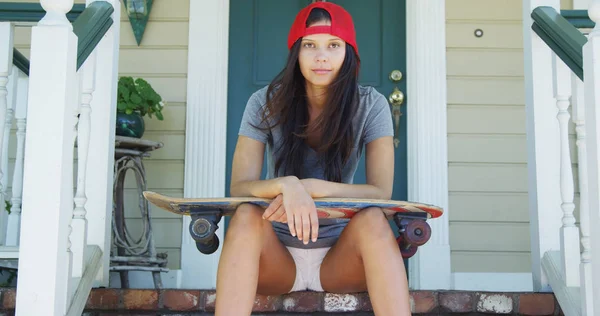 Giovane Donna Seduta Sul Portico Con Skateboard — Foto Stock